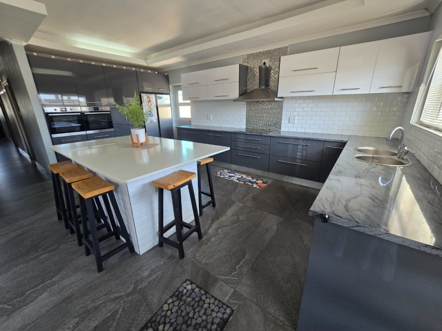 4 Bedroom Property for Sale in Wavecrest Western Cape